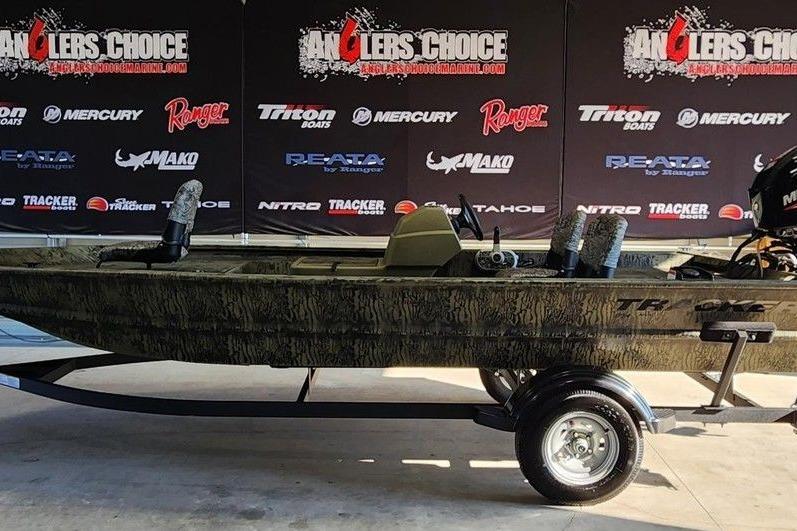 Tracker Grizzly 1754 SC 2026 Tracker Grizzly 1754 SC boat on trailer at Anglers Choice event.