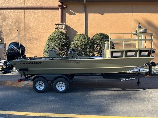 Tracker Grizzly 2072 CC Sportsman Kicker 2025 Tracker Grizzly 2072 CC Sportsman Kicker boat on trailer, parked outdoors.