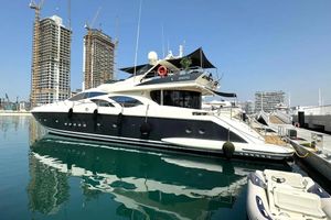 Azimut 98 Leonardo Azimut 98 Leonardo yacht docked in a marina, 2003 model, with cityscape background.