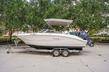 2025 Hurricane SunDeck 217 OB