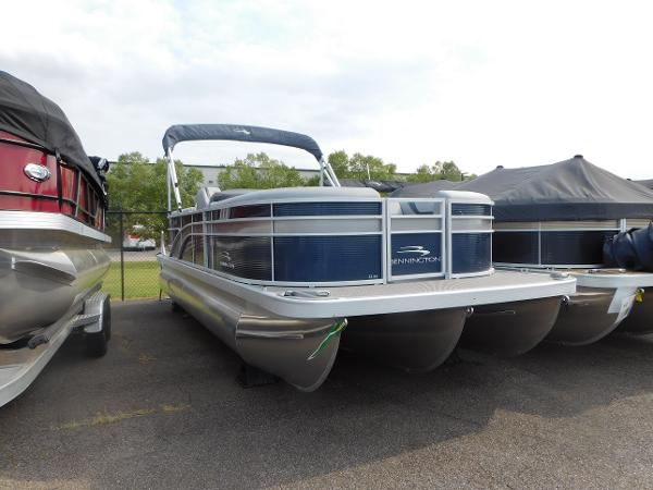 Bennington 22SXSR 2023 Bennington 22SXSR pontoon boat in a parking lot.