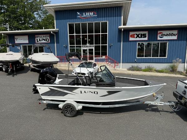 Lund 1775 Adventure Sport 2025 Lund 1775 Adventure Sport boat on trailer outside dealership.