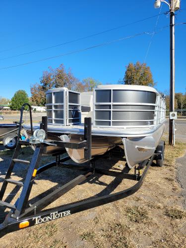 Trifecta 22TRFCLE 2025 Trifecta 22TRFCLE pontoon boat on trailer under clear blue sky.