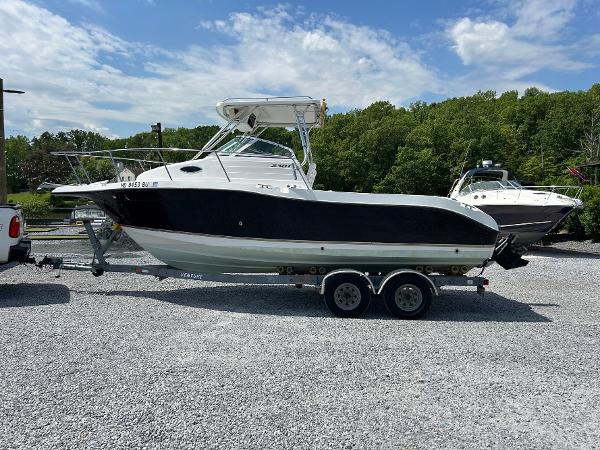 2005 Seaswirl Striper 2301 Walkaround I/O