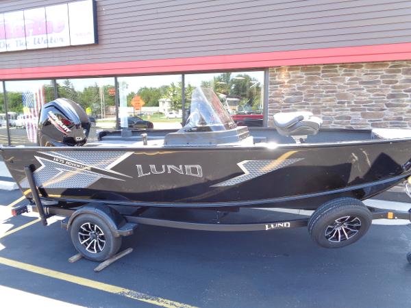 Lund 1675 Adventure SS 2024 Lund 1675 Adventure SS boat on trailer, parked outside a building.