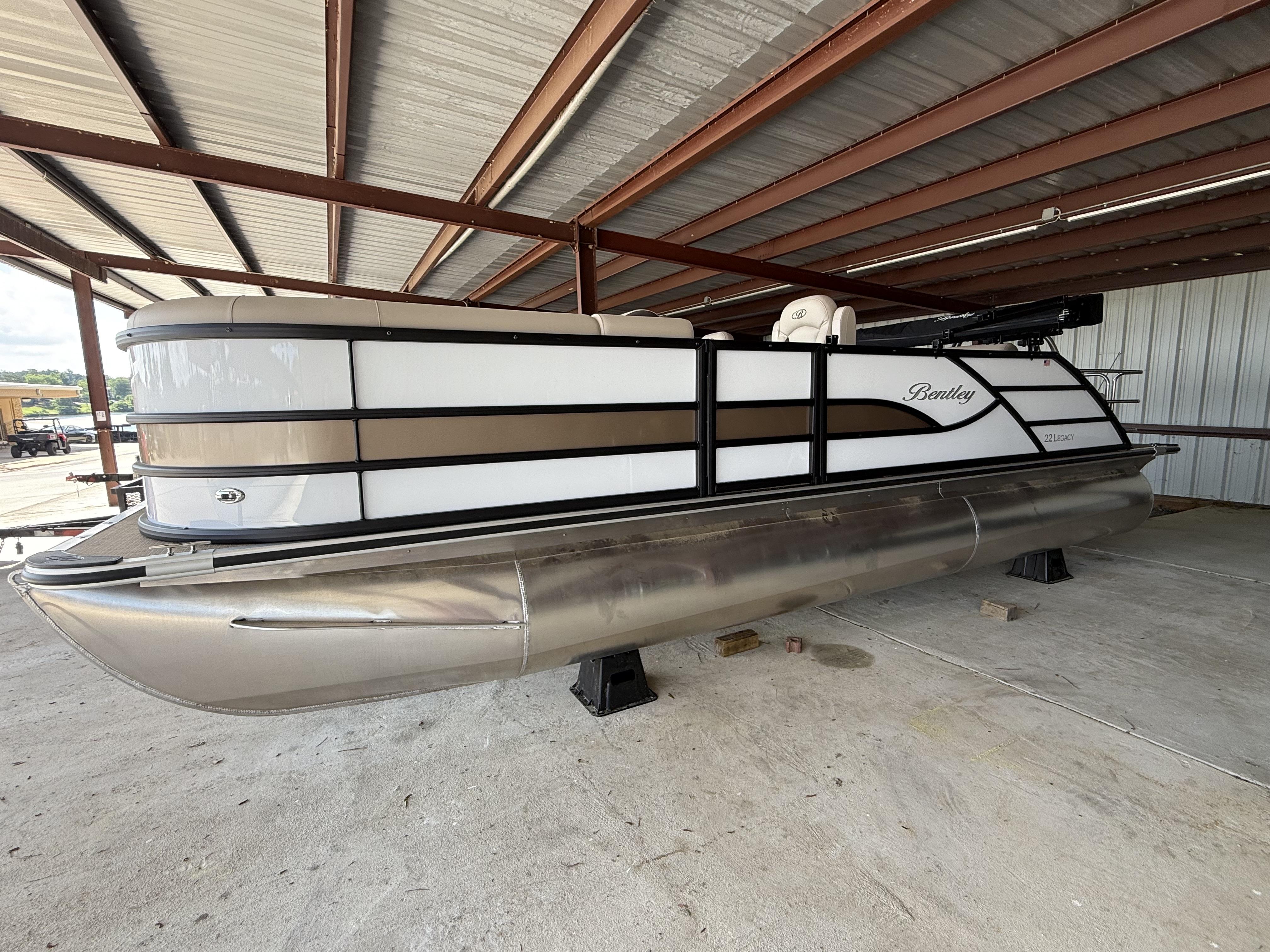 2025 Bentley Pontoons Legacy Swingback 220