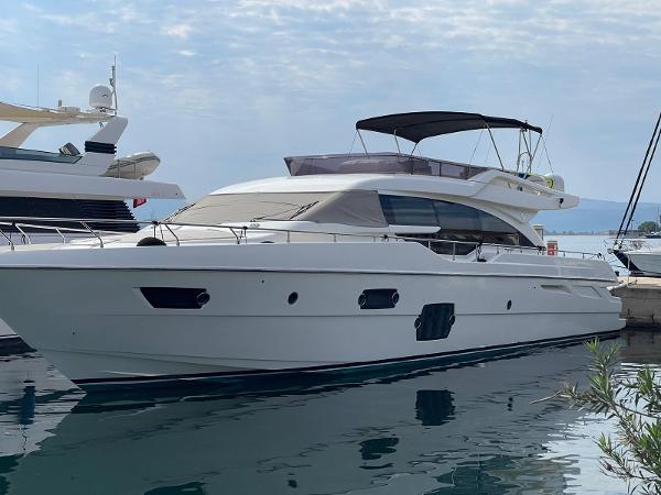 2012 Ferretti Yachts 690