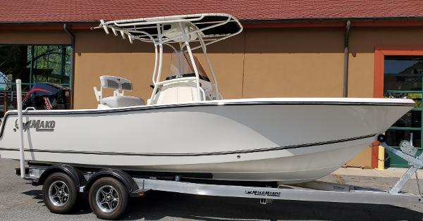 Mako 214 CC 2024 Mako 214 CC boat on trailer, side view, outdoors.