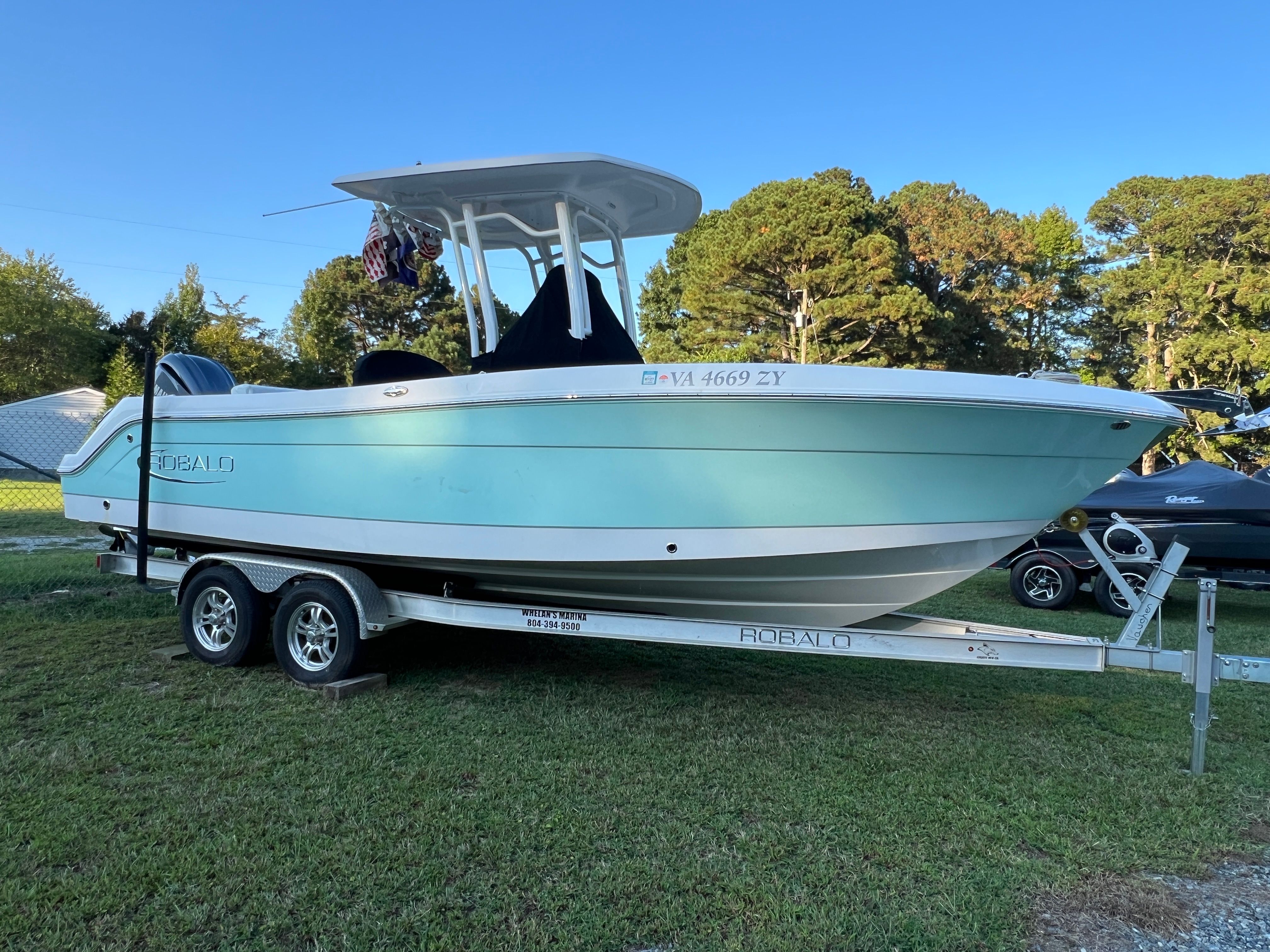 2021 Robalo R242 Center Console