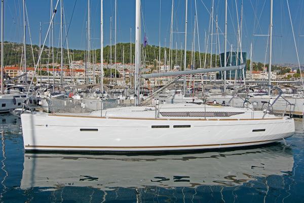 Jeanneau Sun Odyssey 419 2018 Jeanneau Sun Odyssey 419 sailboat docked in a marina, surrounded by other boats.