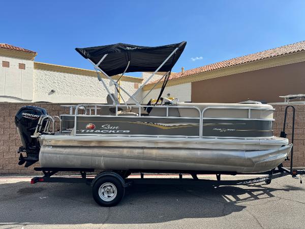 2024 Sun Tracker Party Barge 18 DLX