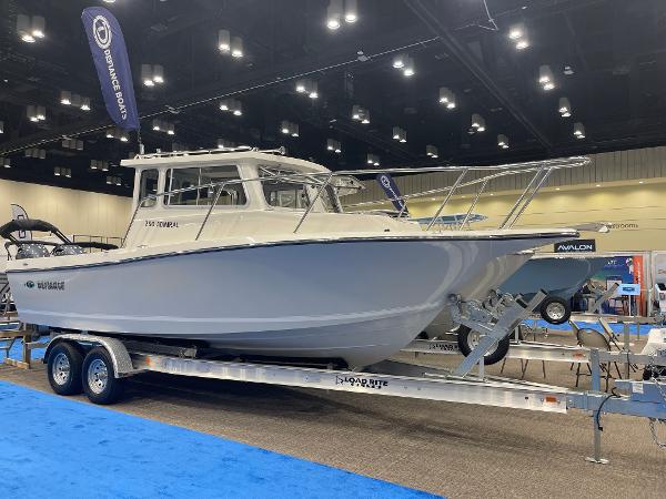 Defiance Admiral 250 EX 2025 Defiance Admiral 250 EX boat on display in an indoor showroom.