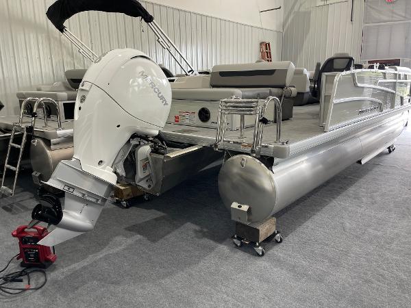 Princecraft Vectra 23 RL 2025 Princecraft Vectra 23 RL pontoon boat with outboard motor in showroom.