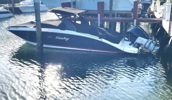 Sea Ray SDX 290 Outboard 2018 Sea Ray SDX 290 Outboard boat docked in marina, side view.