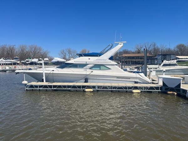 Sea Ray 440 Express Bridge