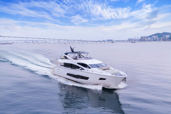 2014 Sunseeker 86 Yacht