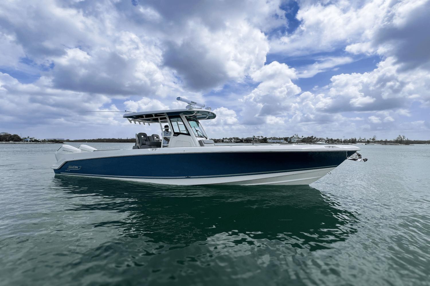 2025 Boston Whaler 330 Outrage