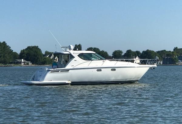 Tiara Yachts 4300 Sovran 2006 Tiara Yachts 4300 Sovran cruising on a calm lake.