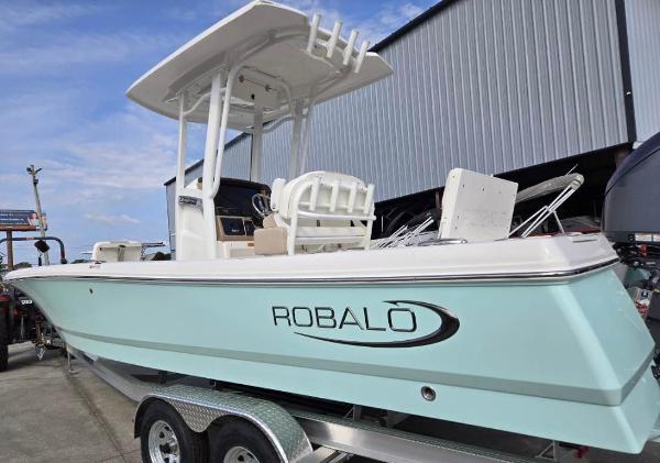 2024 Robalo 246 Cayman