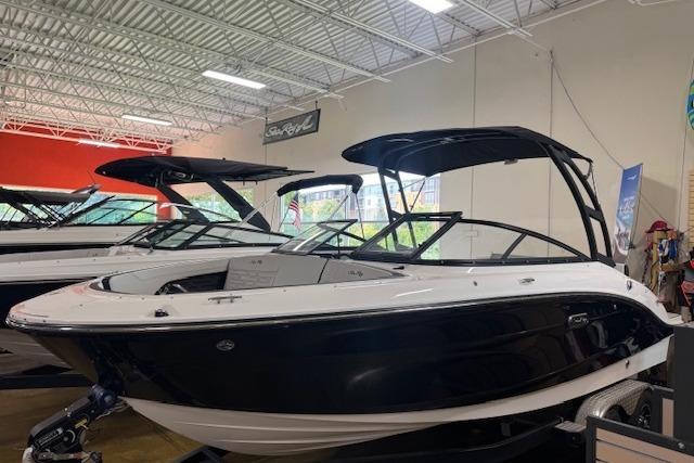 Sea Ray SPX 210 2025 Sea Ray SPX 210 boat displayed in a showroom, featuring sleek design and modern features.