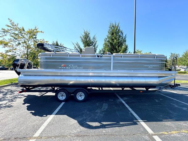 2024 Sun Tracker Party Barge 24 DLX
