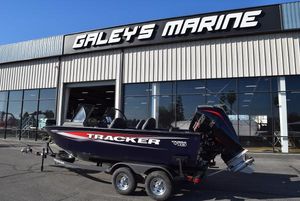 Tracker Targa V-19 Combo 2025 Tracker Targa V-19 Combo boat outside Galey's Marine dealership.