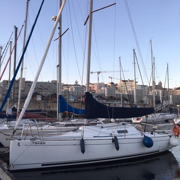 Beneteau First 27.7 fixed keel 2007 Beneteau First 27.7 fixed keel sailboat docked in a marina.