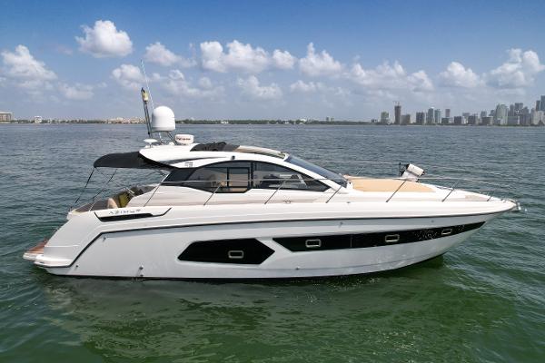 Azimut 43 ATLANTIS Azimut 43 ATLANTIS 2016 yacht cruising on open water with city skyline backdrop.