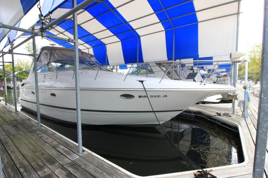 2000 Cruisers Yachts 3672 Express