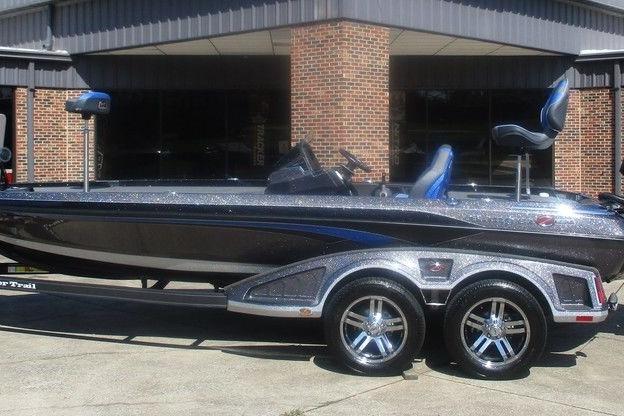 Ranger Z520R Ranger Cup Equipped 2023 Ranger Z520R Ranger Cup Equipped boat with sleek design and dual seats.