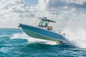 Boston Whaler 280 Dauntless 2024 Boston Whaler 280 Dauntless speeding on ocean waves.