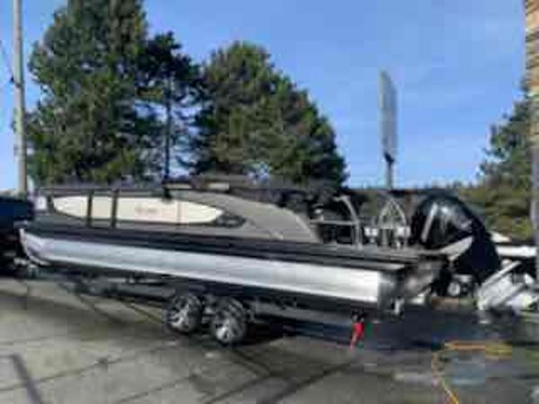 Barletta LUSSO L25M 2023 Barletta LUSSO L25M pontoon boat on trailer, parked outdoors.