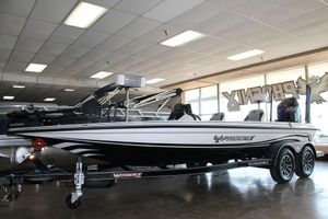 Phoenix 721 ZXL 2026 Phoenix 721 ZXL boat in showroom, featuring sleek design and advanced equipment.