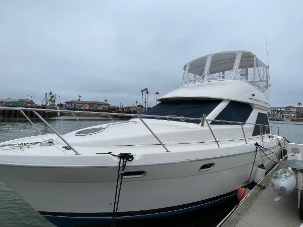 Bayliner 3788 Command Bridge Motoryacht 1996 Bayliner 3788 Command Bridge Motoryacht docked at marina, overcast sky.
