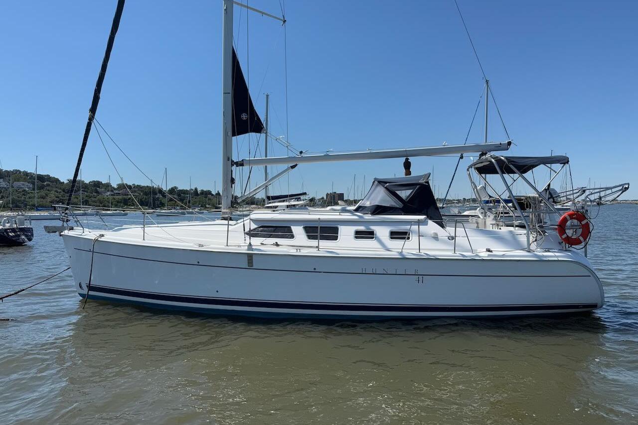2008 Hunter 41 Deck Salon