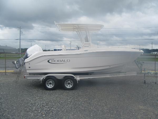 Robalo R200 Center Console 2025 Robalo R200 Center Console boat on trailer, cloudy sky background.