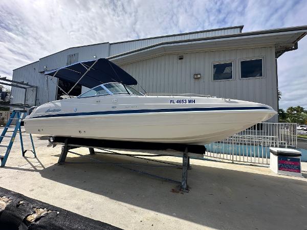 Hurricane SunDeck 237 OB 2003 Hurricane SunDeck 237 OB boat on display with blue canopy.