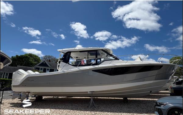 2025 Boston Whaler 405 Conquest
