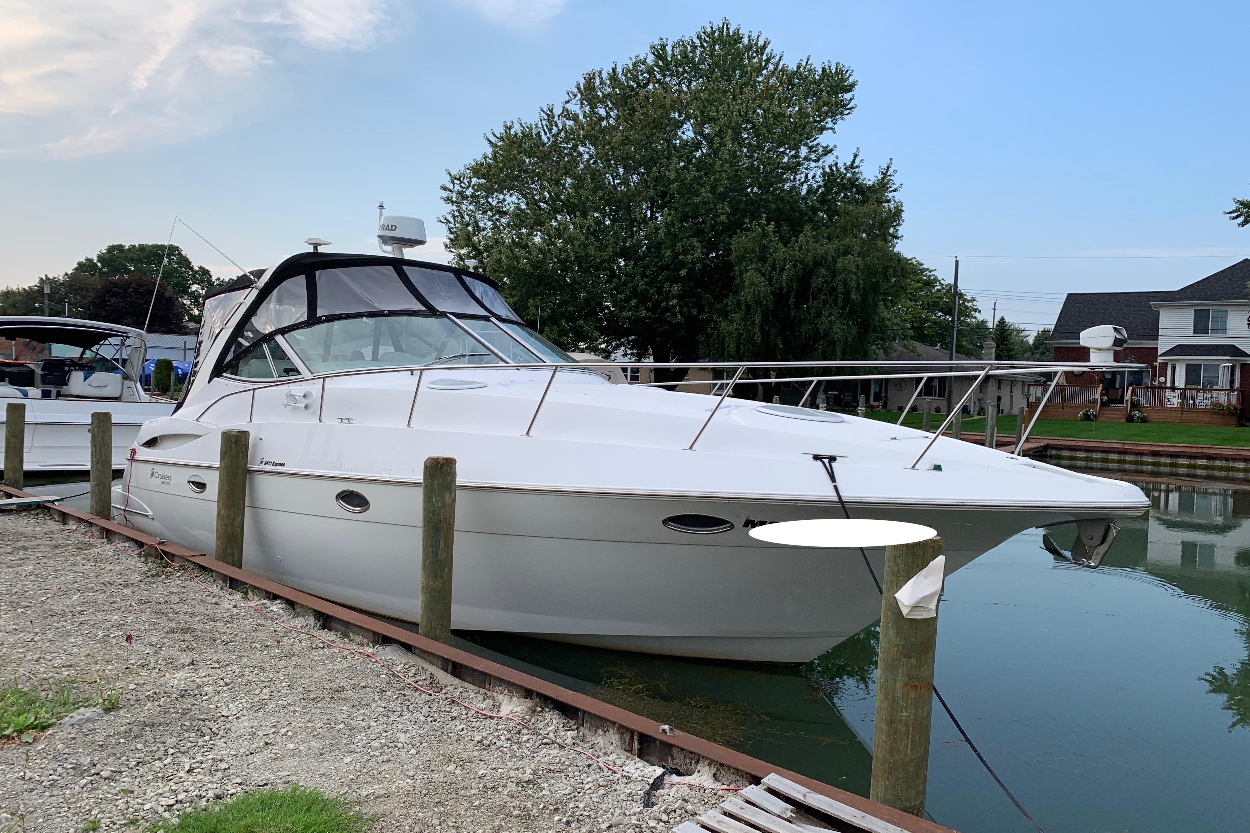 2001 Cruisers Yachts 3470 Express