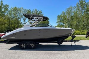 Yamaha Boats 252SD 2023 Yamaha Boats 252SD on trailer, sleek design, parked outdoors.