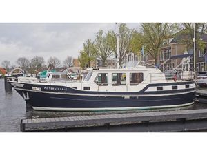 Broesder Kotter 1275 Broesder Kotter 1275, 1996 model, docked in a marina with surrounding boats.
