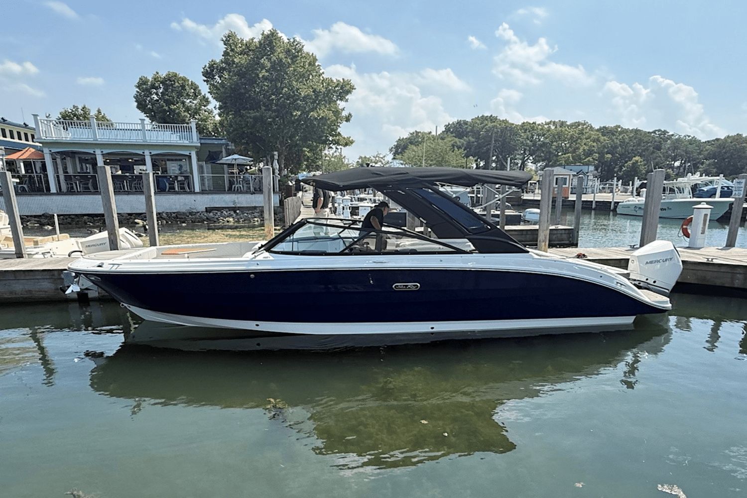 Sea Ray SDX 270 Outboard 2025 Sea Ray SDX 270 Outboard boat docked at a marina.