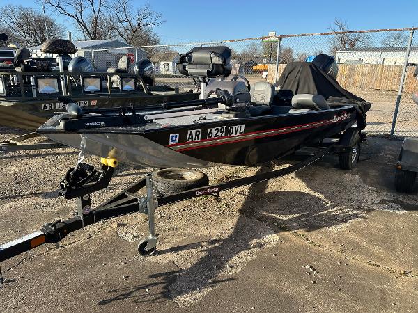 Tracker Bass Tracker Classic XL 2021 Tracker Bass Tracker Classic XL boat on trailer in outdoor setting.
