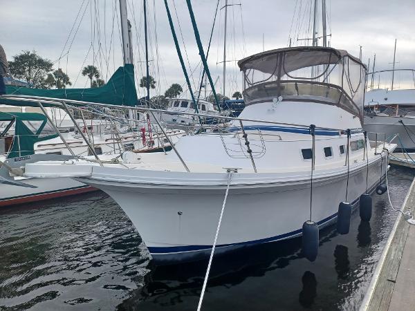 1999 Albin 32 + 2 Command Bridge