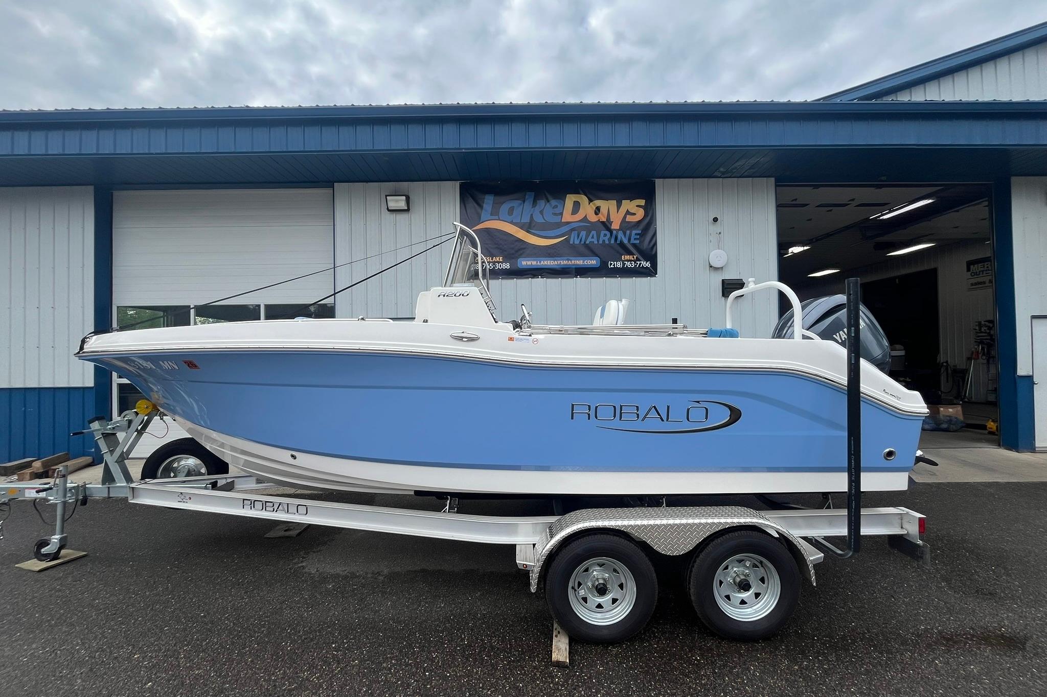2023 Robalo R200 Center Console