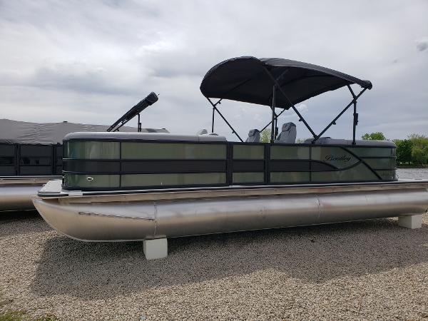 Bentley Pontoons Legacy Navigator 2025 Bentley Pontoons Legacy Navigator on gravel, featuring sleek design and canopy.