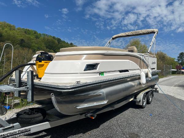 Silver Wave 2210 SW5 CLS 2022 Silver Wave 2210 SW5 CLS pontoon boat on trailer under blue sky.