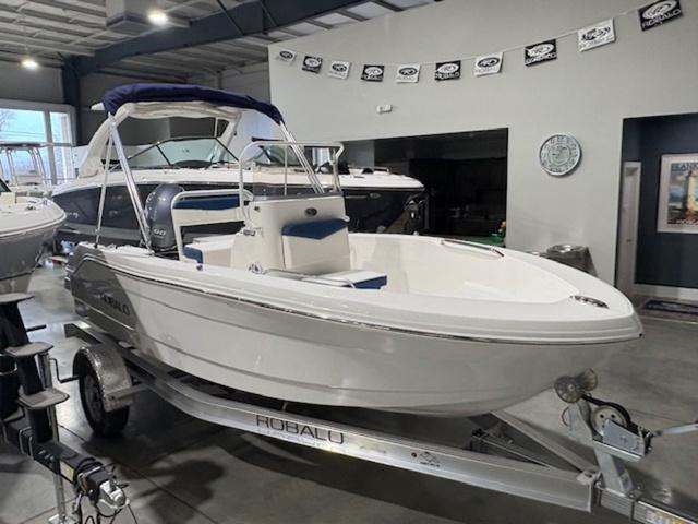 2025 Robalo R160