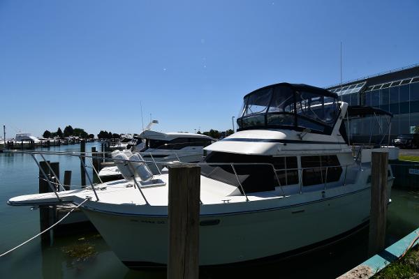 Tollycraft 34 Sundeck 1988 Tollycraft 34 Sundeck yacht docked at a marina on a sunny day.
