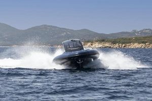 Lomac Granturismo 14.0 x 2023 Lomac Granturismo 14.0 x speeding on water with scenic mountain backdrop.